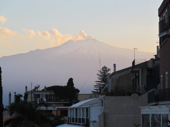 Etna fumante visto da Taormina, il comune di Casa 